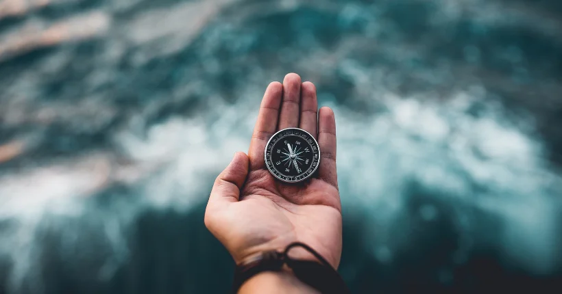 Leader guiding diverse team through organisational change discussion using data-driven QO2 insights